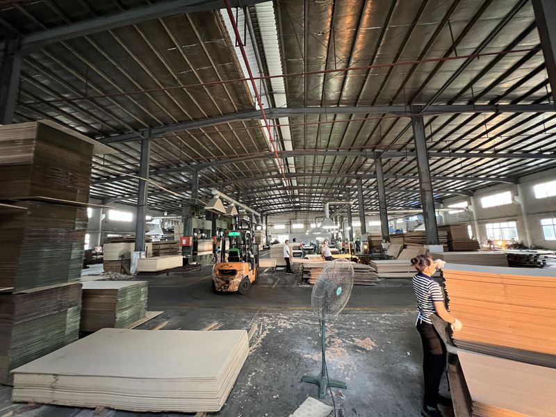 Dongguan Lingfeng Wood Industry Co., Ltd. línea de producción del fabricante