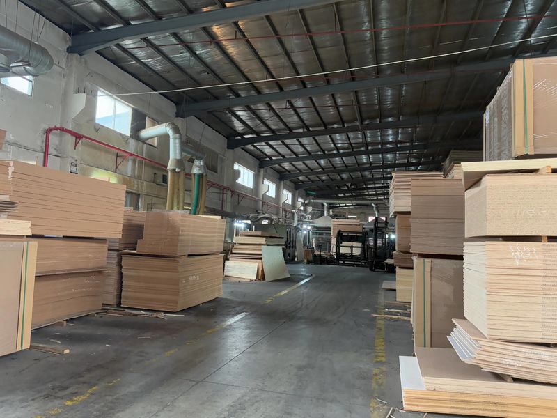 Dongguan Lingfeng Wood Industry Co., Ltd. línea de producción del fabricante